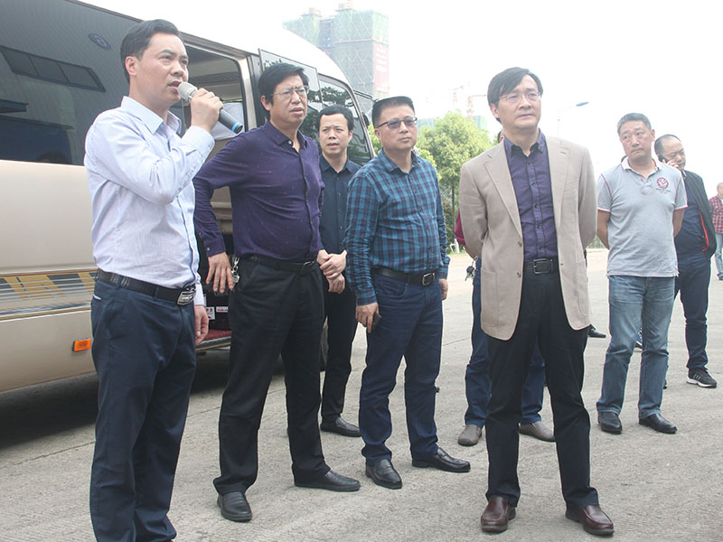 長沙市“三改”行動環(huán)衛(wèi)設施設備現(xiàn)場調(diào)研組考察湘一機械